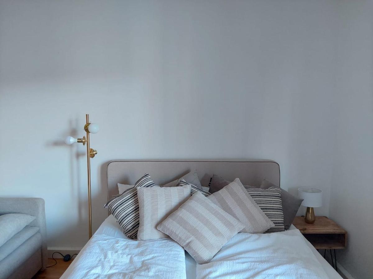 Balcony Apartment, 5 Min Walk To First District Wina Bagian luar foto