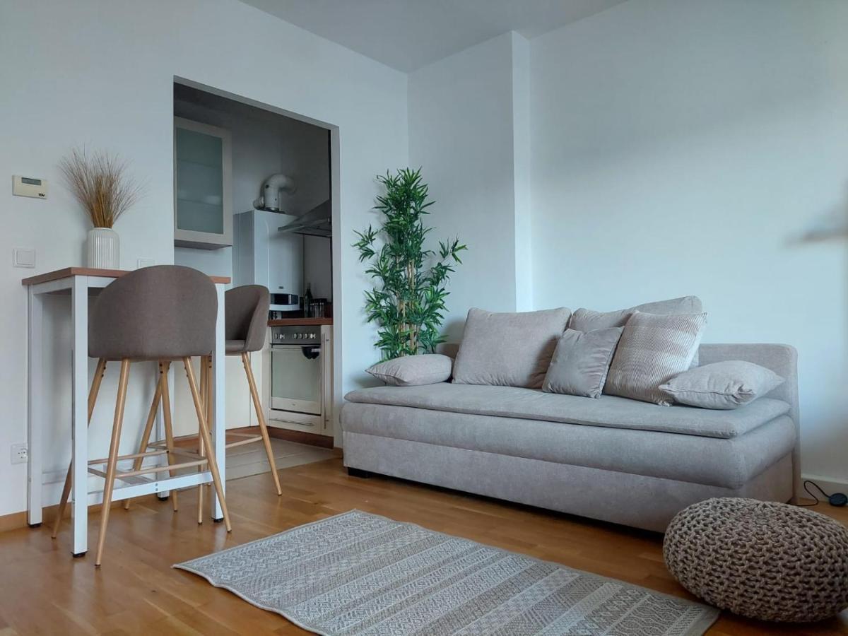 Balcony Apartment, 5 Min Walk To First District Wina Bagian luar foto