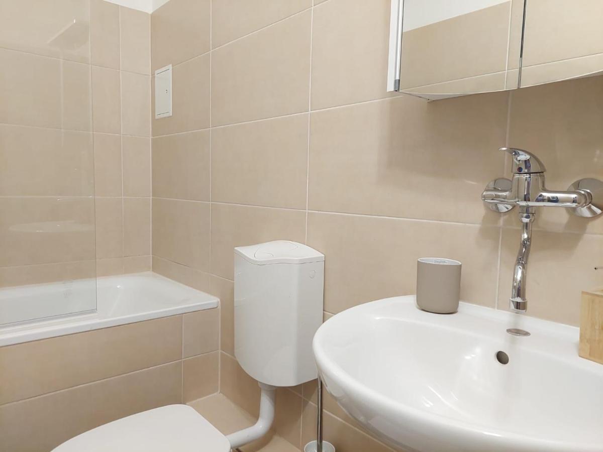 Balcony Apartment, 5 Min Walk To First District Wina Bagian luar foto