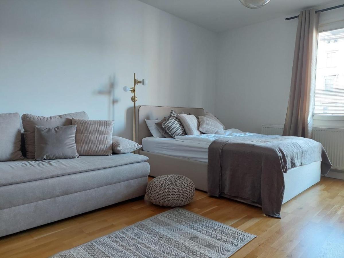 Balcony Apartment, 5 Min Walk To First District Wina Bagian luar foto