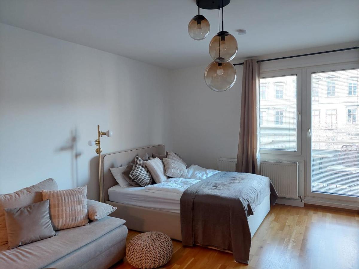 Balcony Apartment, 5 Min Walk To First District Wina Bagian luar foto