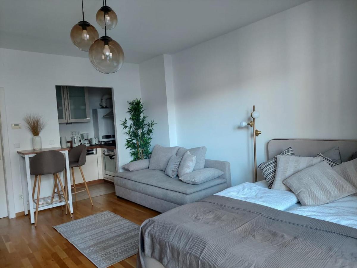 Balcony Apartment, 5 Min Walk To First District Wina Bagian luar foto