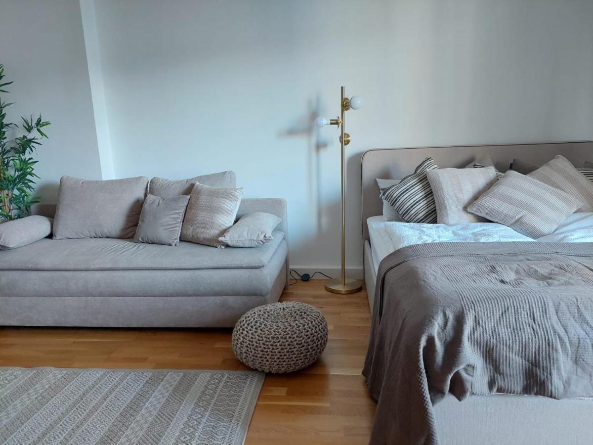 Balcony Apartment, 5 Min Walk To First District Wina Bagian luar foto