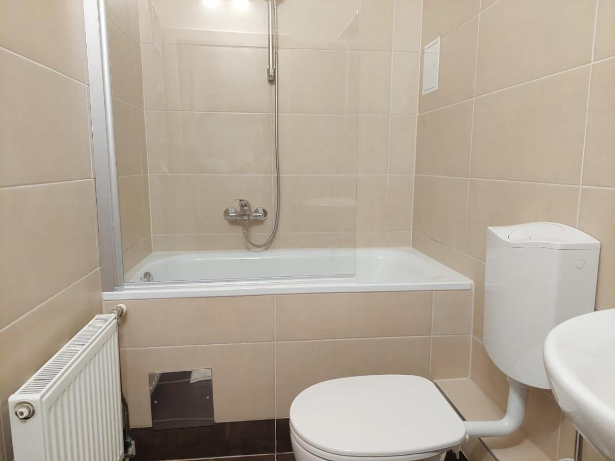 Balcony Apartment, 5 Min Walk To First District Wina Bagian luar foto