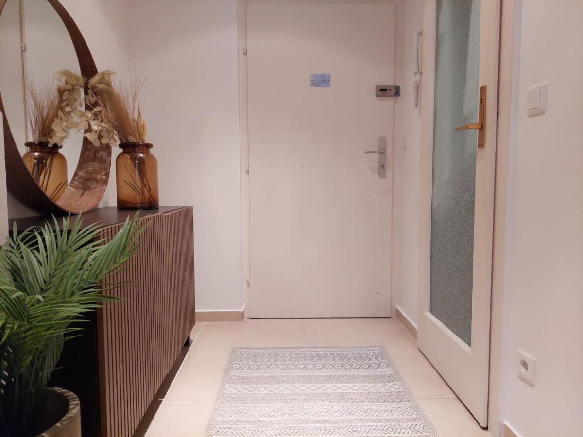 Balcony Apartment, 5 Min Walk To First District Wina Bagian luar foto