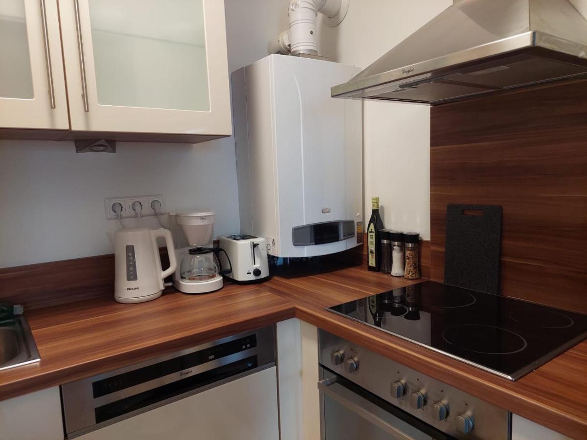 Balcony Apartment, 5 Min Walk To First District Wina Bagian luar foto