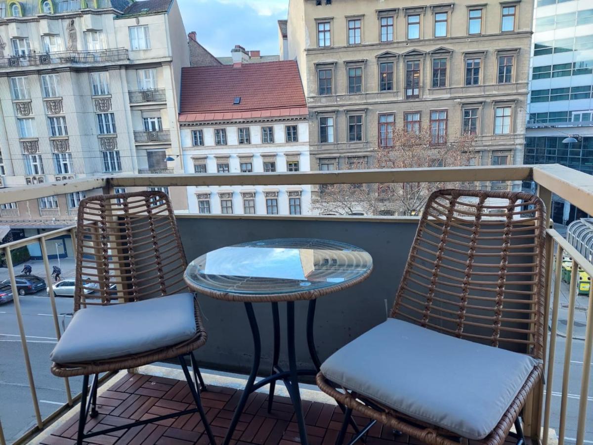Balcony Apartment, 5 Min Walk To First District Wina Bagian luar foto