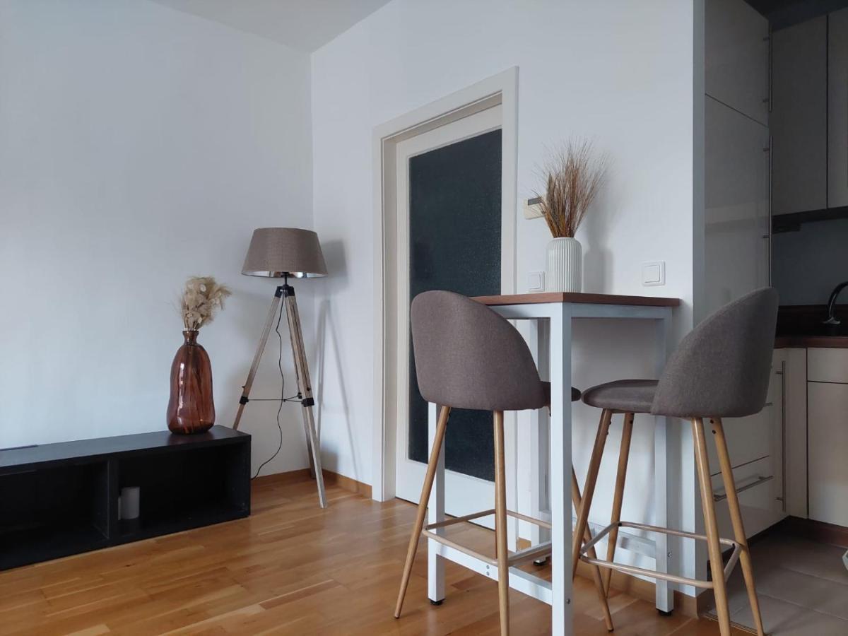 Balcony Apartment, 5 Min Walk To First District Wina Bagian luar foto